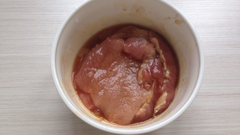 烤猪肉三明治,拌均匀后,放入冰箱腌一个小时。
