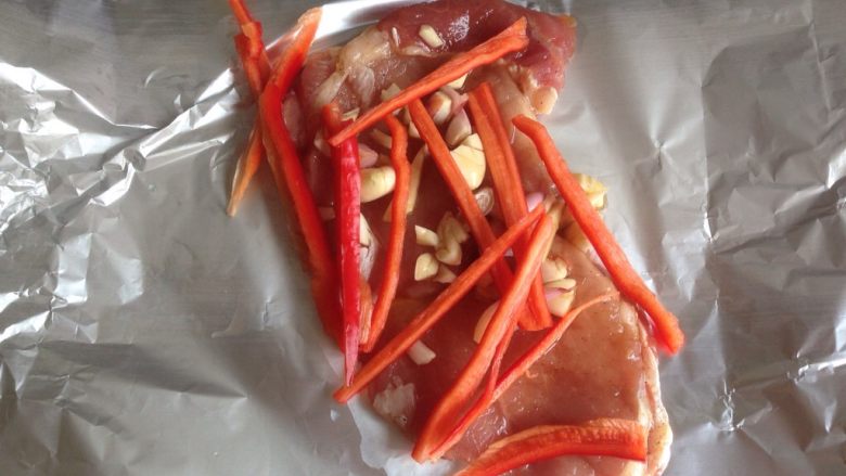 烤猪肉三明治,将猪肉片放在锡纸上，放上<a style='color:red;display:inline-block;' href='/shicai/ 37'>姜</a>，蒜，<a style='color:red;display:inline-block;' href='/shicai/ 2762'>红葱头</a>和红椒丝。