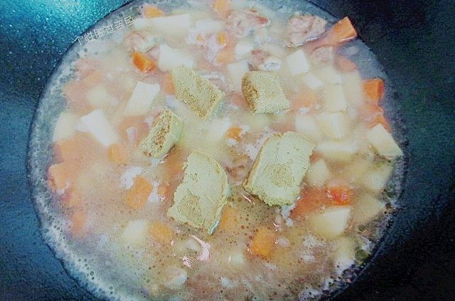 咖喱鸡腿饭,将咖喱块掰入,以上面的材料来说得放一整盒