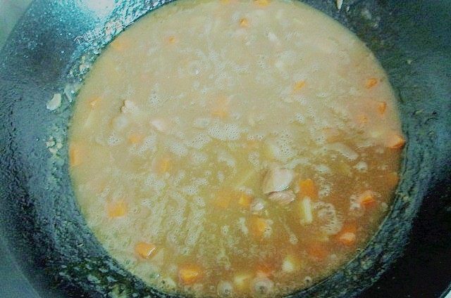 咖喱鸡腿饭,小火慢慢煮至浓稠即可,放入后得经常搅拌,防止沾锅底。这时应该能闻到非常正宗的日式咖喱香味了。
