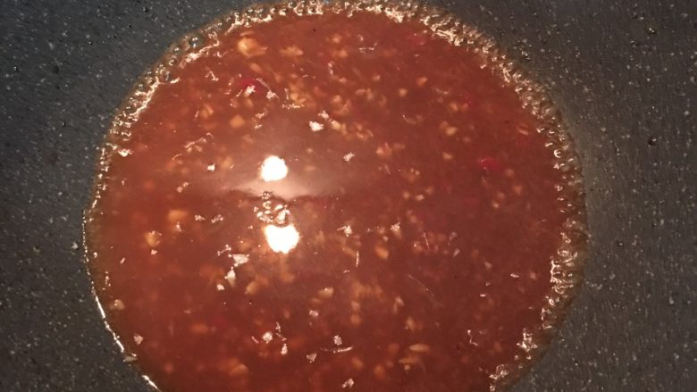檸汁小排燒土豆,放完醬料的材料後,擠入一顆的檸檬汁,煮滾後試醬汁並用鹽或糖調整。