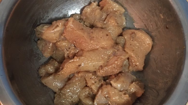 沙茶黄瓜炒嫩鸡柳,將醃料抓勻備用;