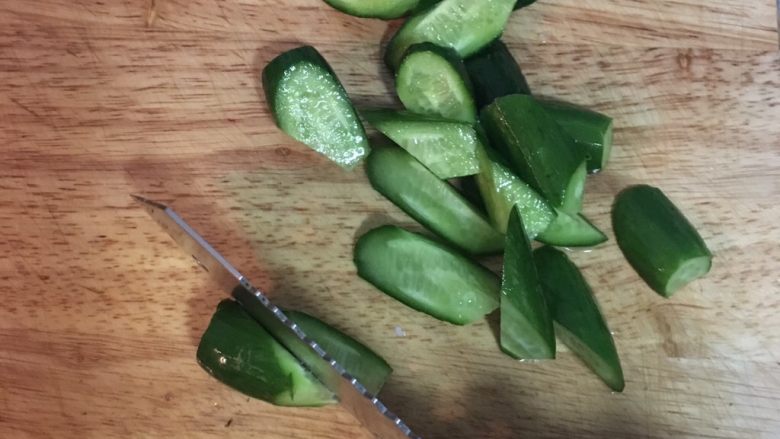 沙茶黄瓜炒嫩鸡柳,小黄瓜切滚刀;