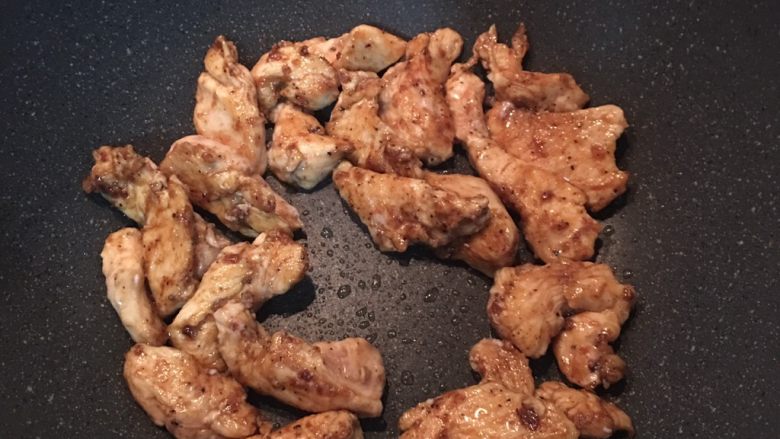 沙茶黄瓜炒嫩鸡柳,将鸡肉两面煎上色,