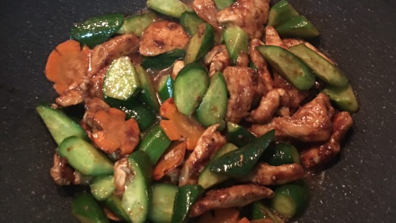 沙茶黄瓜炒嫩鸡柳,及其他的调味料拌炒;