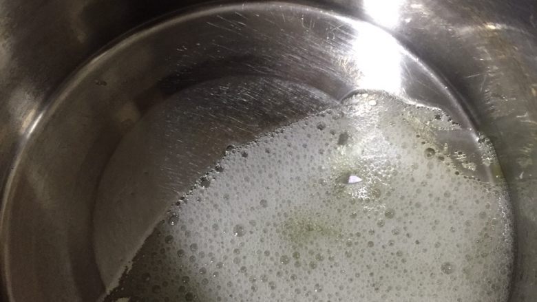 火烧云吐司,蛋黄和蛋白分开,蛋黄千万不能破,装蛋白的盆一定要保持干净没水。加少许糖打发蛋白,份量一点就好,蛋清本身有股腥味,加点白糖可以去除腥味,但太多太甜了就不好了,所以一点点就好。