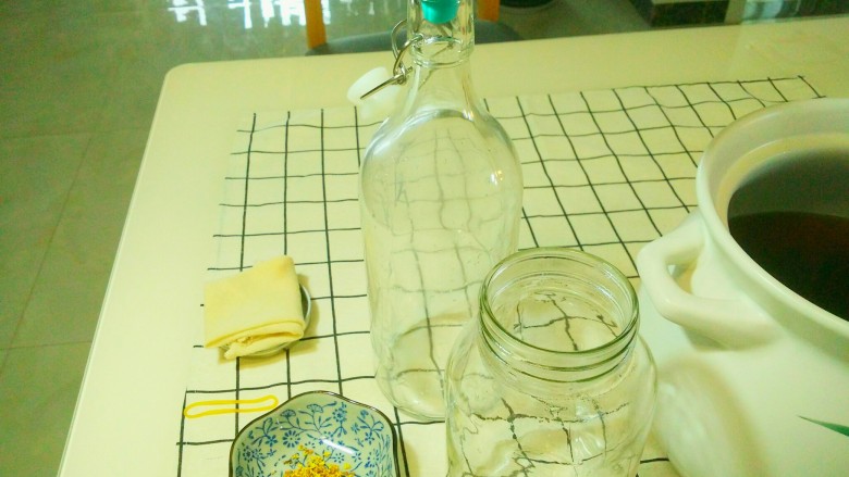 凉夏酸梅汤,准备玻璃瓶,和一张过滤布,一个皮筋。