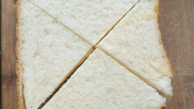 鸡蛋三明治,交叉切一下。