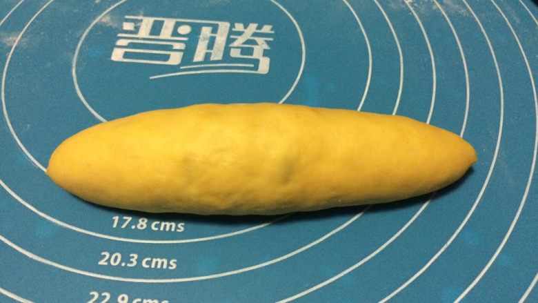 南瓜蜜豆肉松包,卷好后,把两头搓一搓成尖的形状。