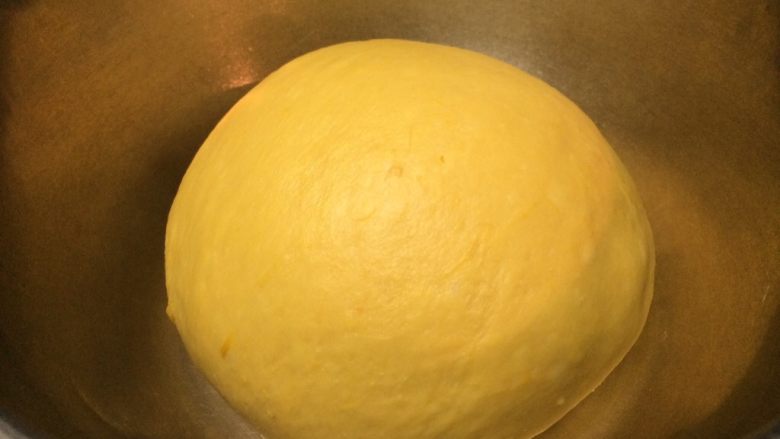南瓜蜜豆肉松包,把揉好的面团搓圆,放入盆中,盖上保鲜膜放温室进行第一次发酵。
