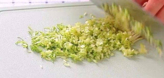 迷你蛋饺,豌豆苗切碎,奶酪切小丁,都放入牛肉的碗中。
