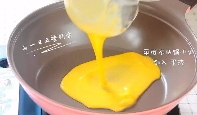 迷你蛋饺,平底不粘锅小火,倒一点蛋液,迅速晃动锅,使蛋液摊匀。