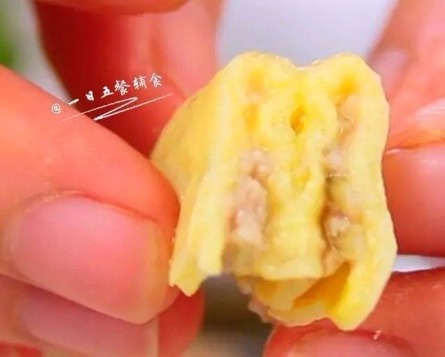 迷你蛋饺,一口一个,肉馅很水嫩,一点不老,宝宝很轻松地一口气吃掉10个8个。