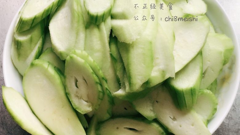 清凉丝瓜汤,丝瓜去皮切片,可以不用切太薄,大概2-5mm左右就可以了