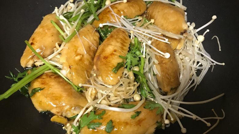 金针菇鸡翅煲,将洗净的金针菇放入锅底(我还放了些茼蒿),然后再放上鸡翅。