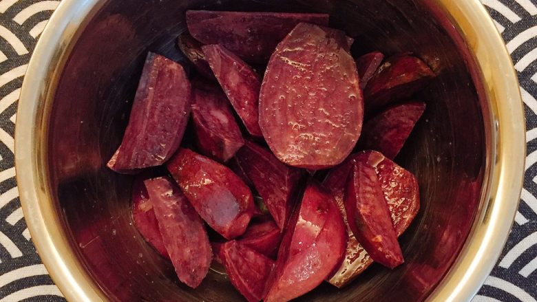 二次元美食|顶级吃货“海贼王”路飞最爱的骨棒肉,用手抓拌均匀,腌制至少15min,备用;