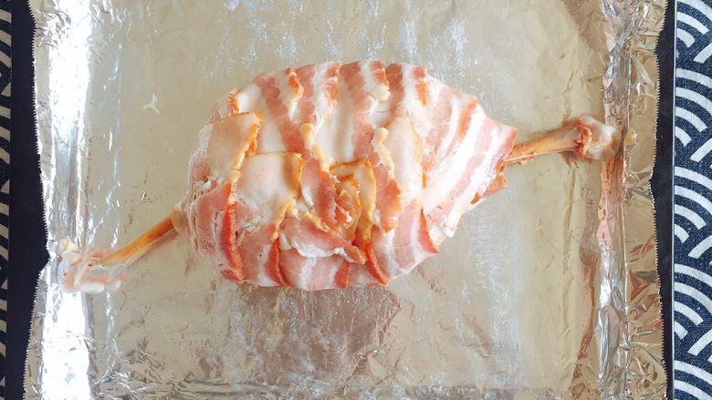 二次元美食|顶级吃货“海贼王”路飞最爱的骨棒肉,最后用培根把鸡腿裹紧;