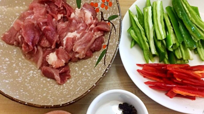 #热夏·菜谱专辑征集令#高颜值快手家常菜 农家小炒肉,肉尽量切薄,青红椒切条,大蒜切成片备用