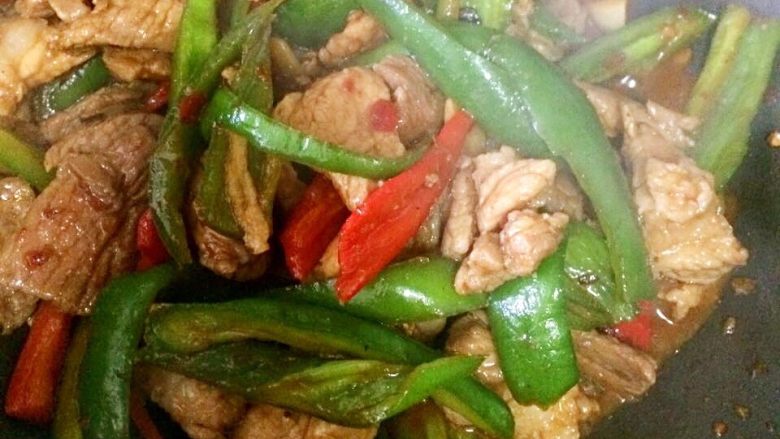 #热夏·菜谱专辑征集令#高颜值快手家常菜 农家小炒肉,尝一下味道,加了豆豉或者豆瓣酱的,味道合适就不用再加盐了,好吃的农家小炒肉完成
