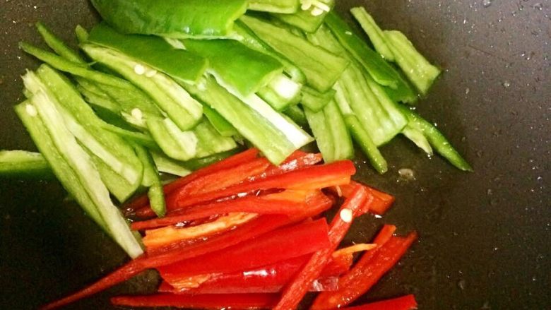 #热夏·菜谱专辑征集令#高颜值快手家常菜 农家小炒肉,倒油,翻炒辣椒