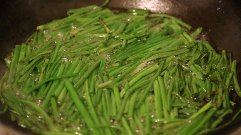 用香水的制作方法熬一碗葱油,不用关火,继续小火烧油,放入葱绿段。