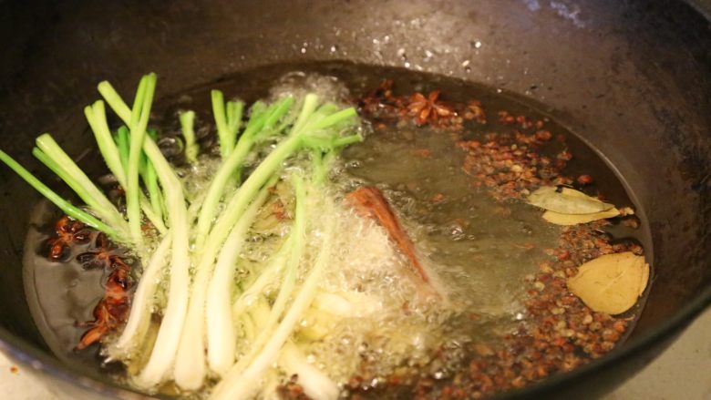 用香水的制作方法熬一碗葱油,放入包括葱白,蒜瓣,以及所有的干性香料