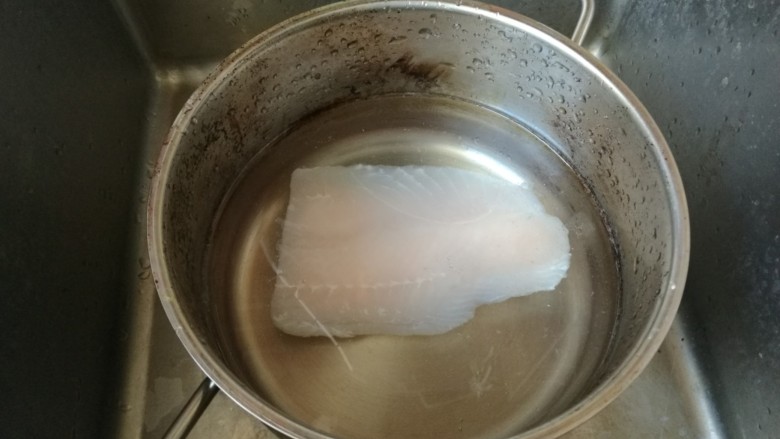 番茄鱼片汤,鱼肉解冻