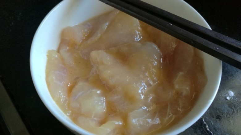 番茄鱼片汤,鱼肉切薄片，加盐，<a style='color:red;display:inline-block;' href='/shicai/ 718'>料酒</a>，白胡椒，<a style='color:red;display:inline-block;' href='/shicai/ 788'>生抽</a>，生粉腌制10分钟。