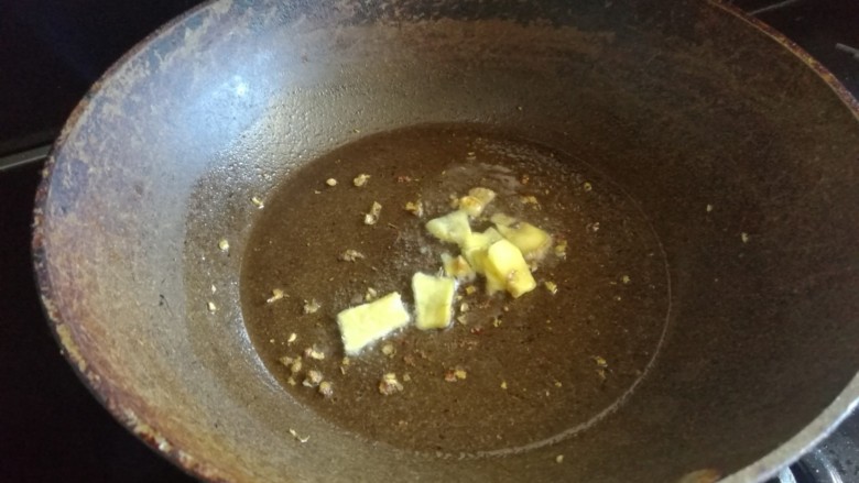 番茄鱼片汤,加油,姜片翻炒。