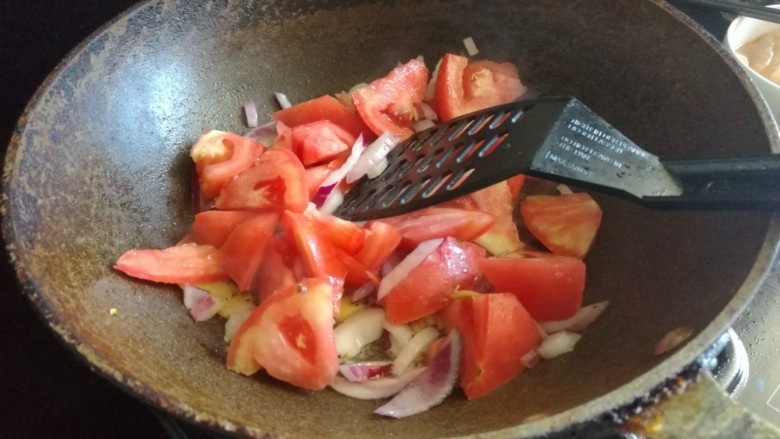 番茄鱼片汤,加入<a style='color:red;display:inline-block;' href='/shicai/ 59'>番茄</a>翻炒至<a style='color:red;display:inline-block;' href='/shicai/ 59'>番茄</a>变软。
