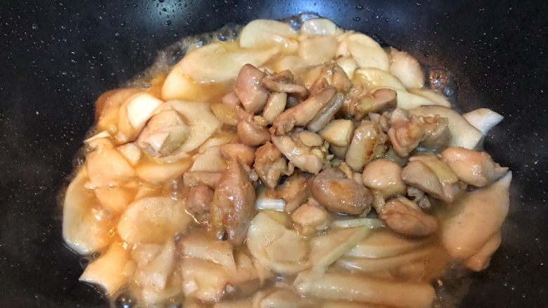 超满足便当(18),煮沸了之后加入鸡腿肉