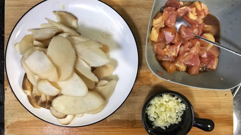 超满足便当(18),杏鲍菇切片 蒜瓣切末