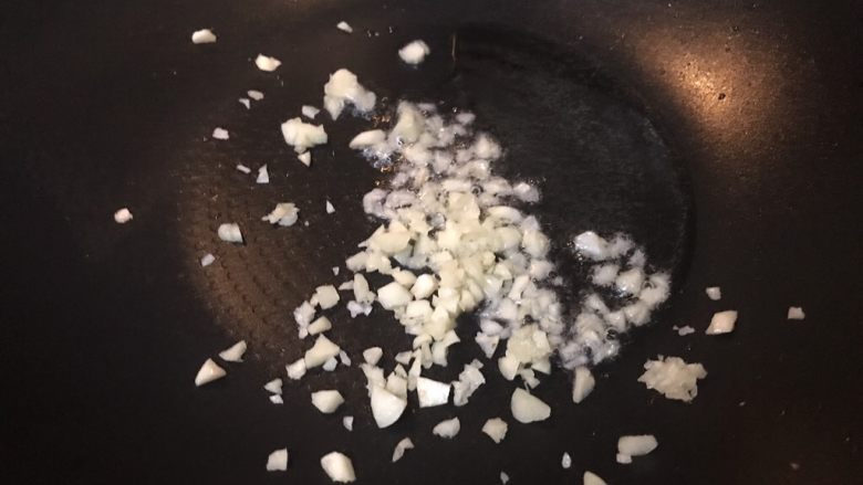 超满足便当(18),爆香蒜末