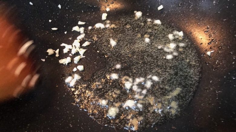 超满足便当(18),放入少部分蒜末爆香