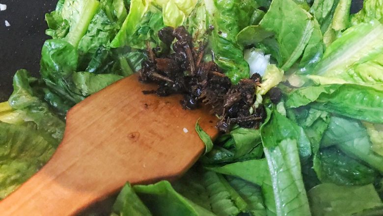 超满足便当(18),翻炒一下就倒入豆豉淋雨里的豆豉和油翻炒