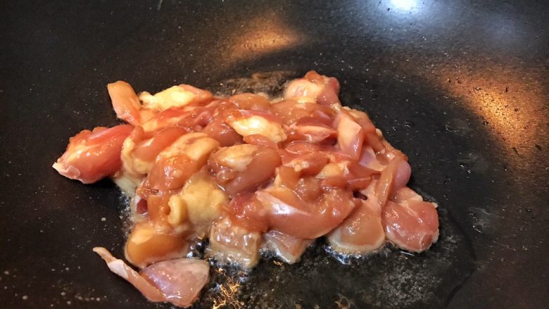 超满足便当(18),油热放入鸡腿肉