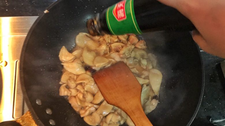 超满足便当(18),少许耗油 翻炒均匀