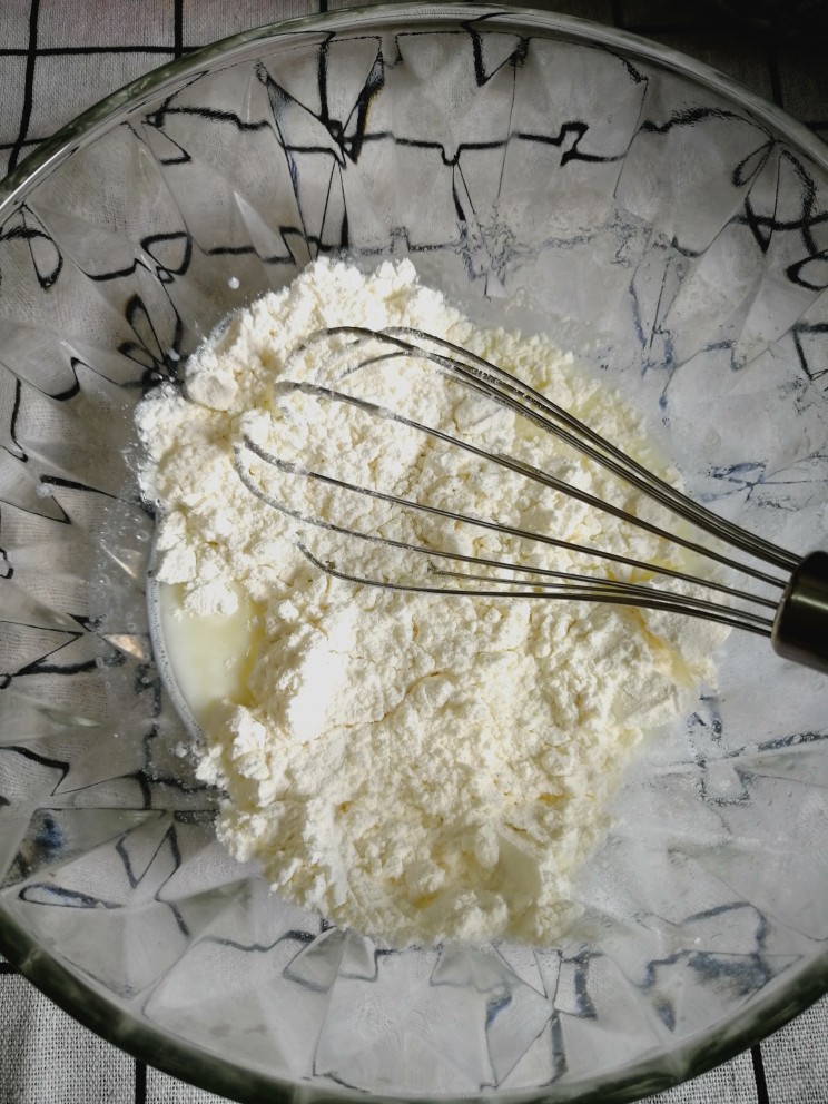 黄豆粉戚风(六寸烟囱不沾模具版),在乳化好的液体中倒入已经过筛好的低粉;