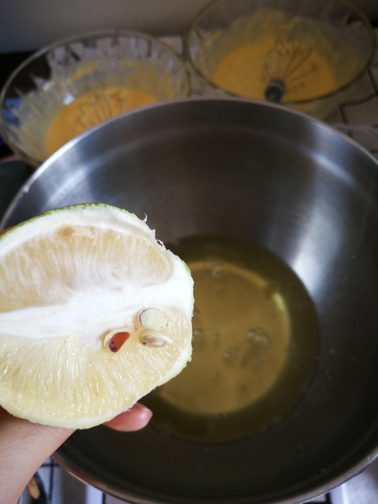 黄豆粉戚风(六寸烟囱不沾模具版),打发蛋白前滴几滴柠檬汁,有助于打发和去除蛋腥味;