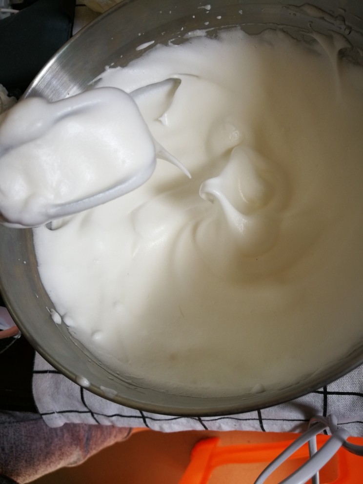 黄豆粉戚风(六寸烟囱不沾模具版),打发至蛋白霜呈中偏干性发泡;