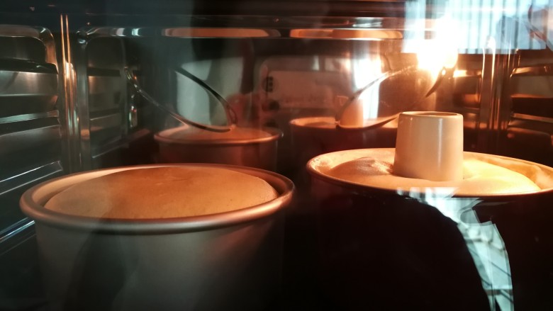 黄豆粉戚风(六寸烟囱不沾模具版),烤箱上下火预热170℃ 10min
150℃ 55min
(温度时间仅供参考,具体温度时间以自家烤箱为准)