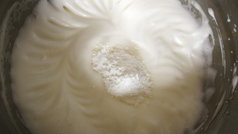 黄豆粉戚风(六寸烟囱不沾模具版),蛋白打发至有较为明显的纹路时,加入最后的细砂糖,继续打发;