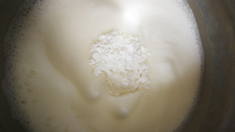 黄豆粉戚风(六寸烟囱不沾模具版),将蛋白打发至盆底无透明蛋液,再加第二次细砂糖糖;