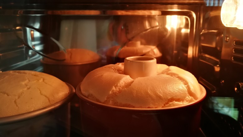 黄豆粉戚风(六寸烟囱不沾模具版),烘烤中~