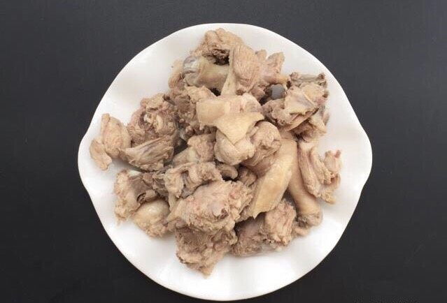 香辣啤酒鸭,水烧开鸭肉放进去煮3-5分钟,去掉浮沫沥水