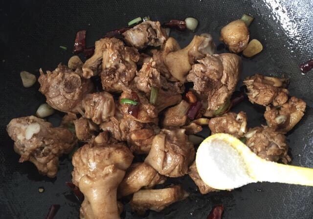 香辣啤酒鸭,盐小半勺,根据家人口味及做的菜量添加