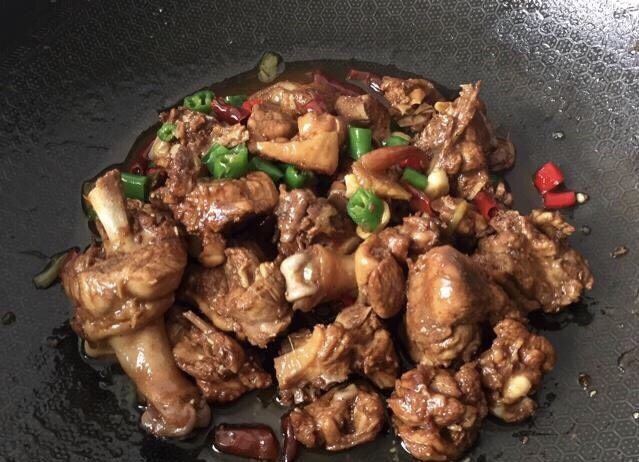 香辣啤酒鸭,超级有食欲,很辣,鸭肉入味特别好次,如果不能吃辣可以不放,容易上火的亲们少放辣椒