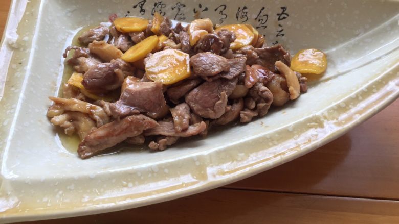 地瓜炒鸭片,至勻￣地瓜片软。OK。盛盘。开吃
