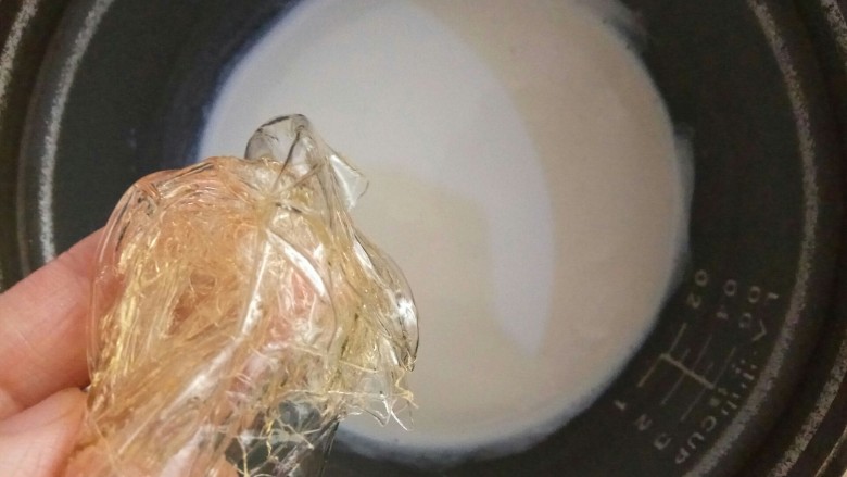 巧克力慕斯岛,将泡软的吉利丁片放入牛奶中,趁热搅拌均匀至融化。