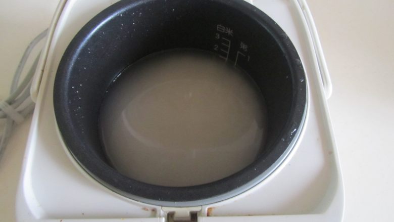 小龙虾盖浇饭,洗好米, 放入电饭煲中, 煮好米饭;